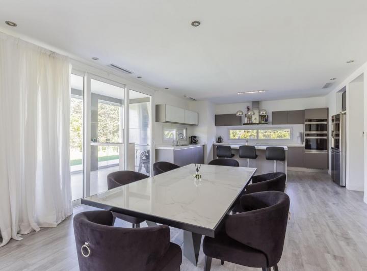 Casa · 370m² · 6 Ambientes · 4 Cocheras