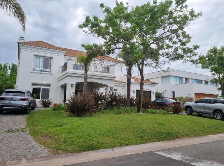 Casa · 303m² · 7 Ambientes