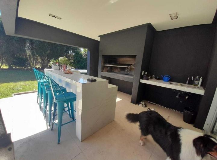 Casa · 242m² · 5 Ambientes · 1 Cochera