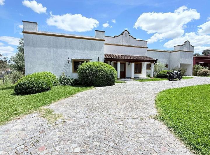 Casa · 390m² · 9 Ambientes · 1 Cochera
