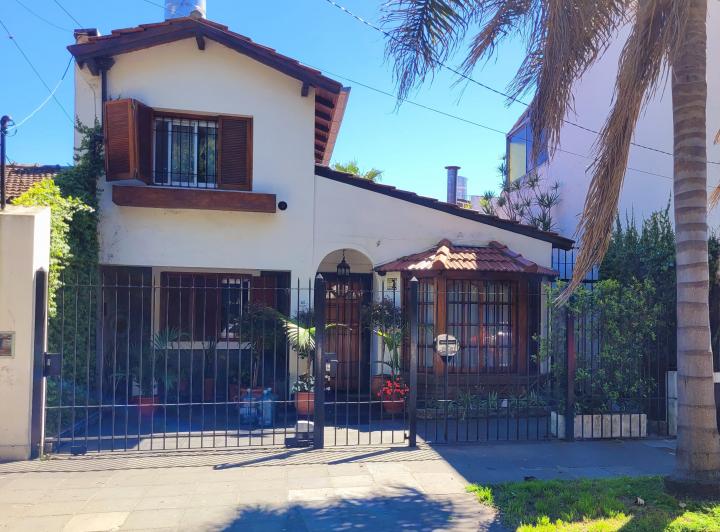 Casa · 215m² · 6 Ambientes · 1 Cochera