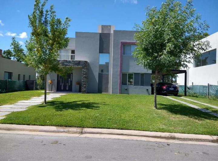 Casa · 203m² · 5 Ambientes · 2 Cocheras