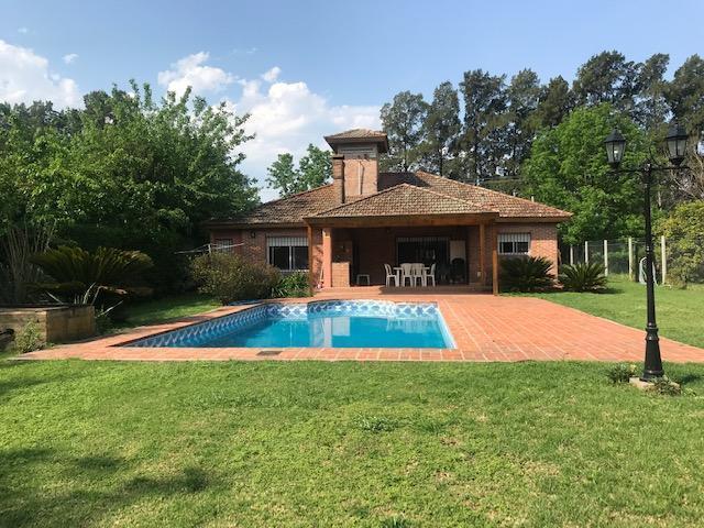 Casa · 230m² · 5 Ambientes · 2 Cocheras