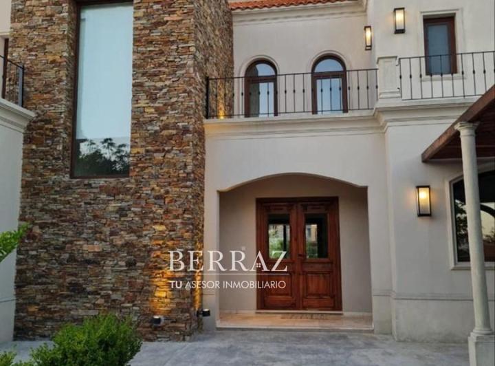 Casa · 300m² · 5 Ambientes · 2 Cocheras
