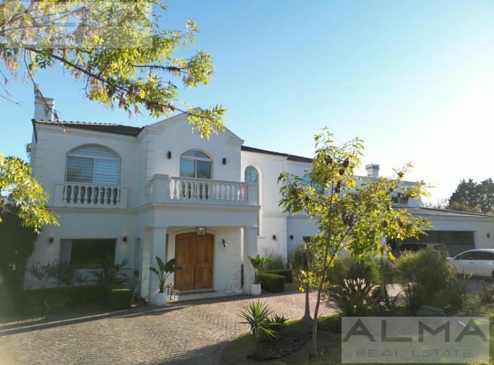 Casa · 439m² · 8 Ambientes · 3 Cocheras