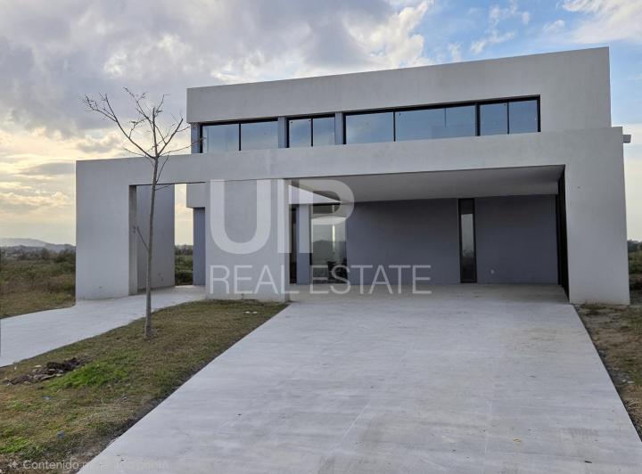 Casa · 282m² · 8 Ambientes · 4 Cocheras