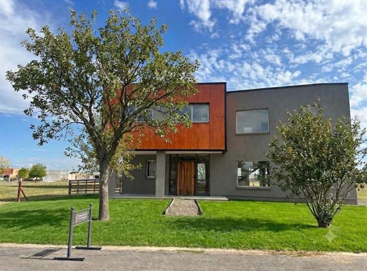 Casa · 216m² · 5 Ambientes · 4 Cocheras
