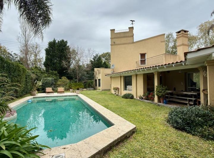 Casa · 290m² · 6 Ambientes · 4 Cocheras