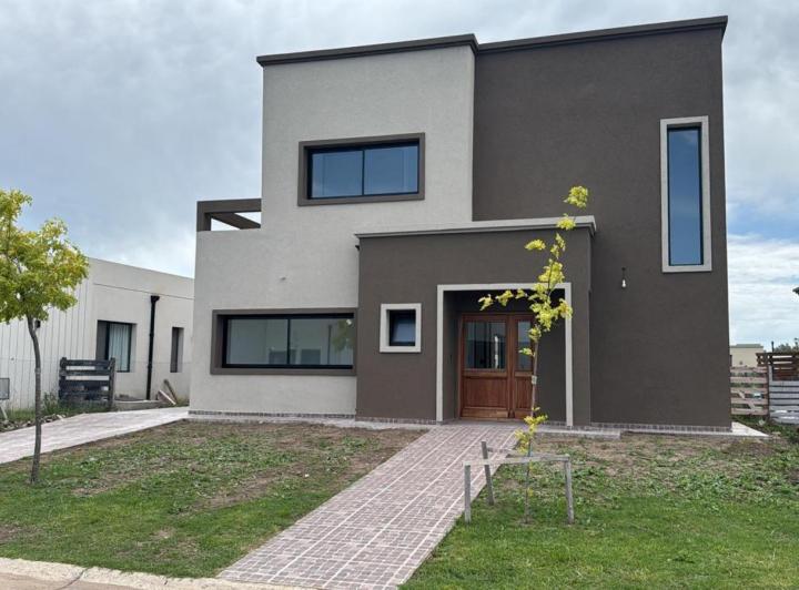 Casa · 221m² · 6 Ambientes