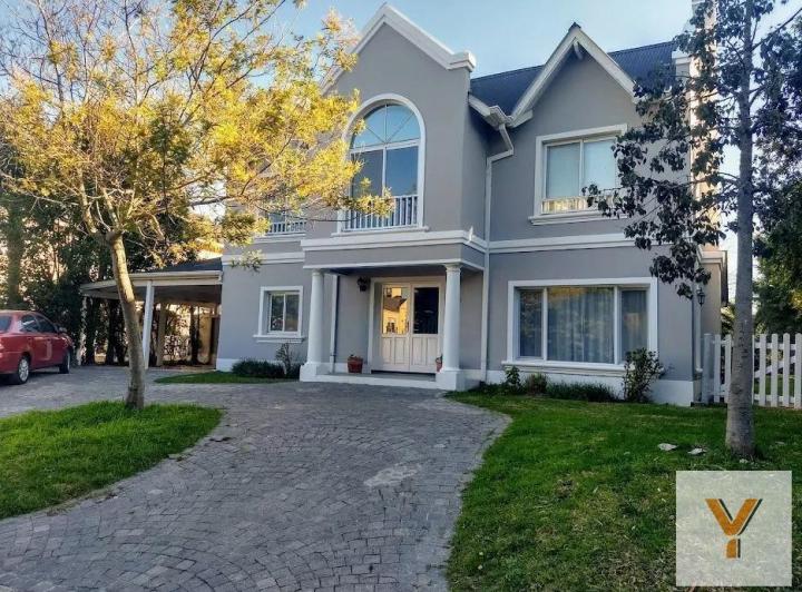 Casa · 250m² · 5 Ambientes · 2 Cocheras