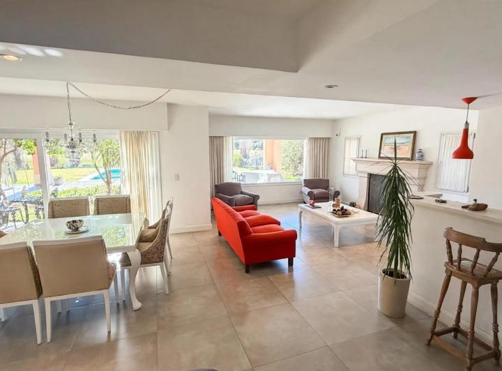 Casa · 438m² · 7 Ambientes · 2 Cocheras