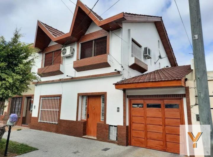 Casa · 200m² · 8 Ambientes · 3 Cocheras