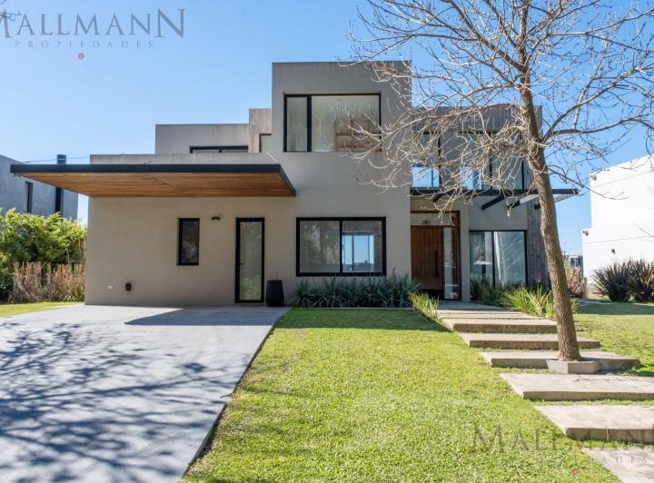 Casa · 1051m² · 8 Ambientes · 2 Cocheras