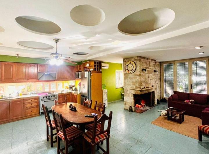 Casa · 328m² · 5 Ambientes · 1 Cochera