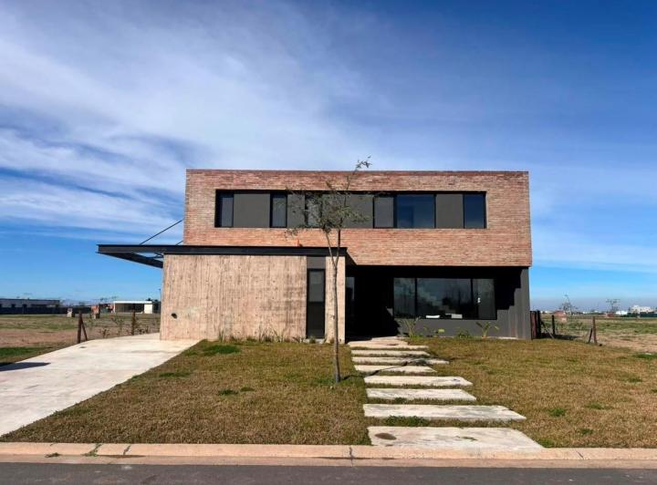Casa · 230m² · 5 Ambientes · 2 Cocheras