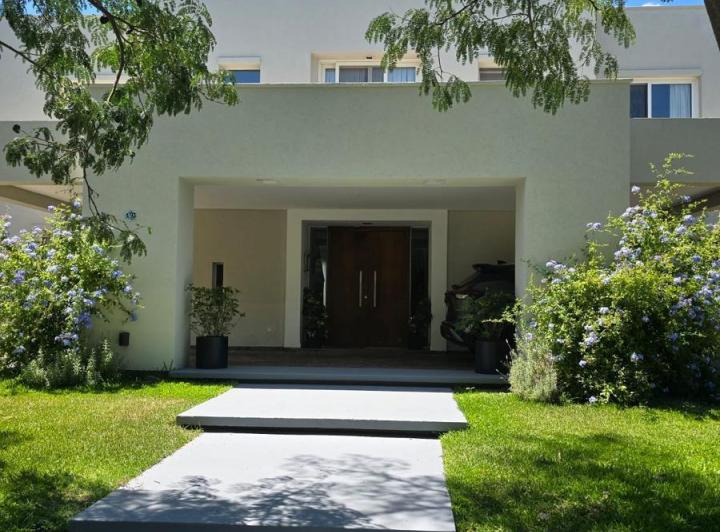 Casa · 412m² · 7 Ambientes · 2 Cocheras
