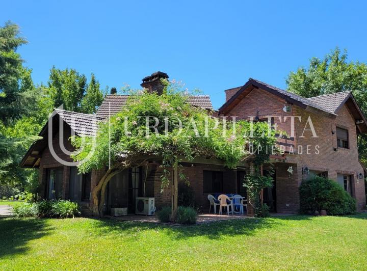 Casa · 302m² · 6 Ambientes · 2 Cocheras