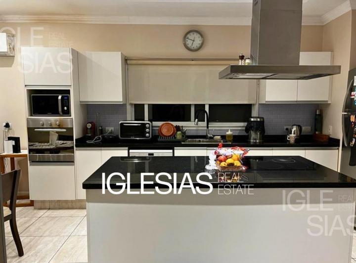 Casa · 235m² · 5 Ambientes · 2 Cocheras