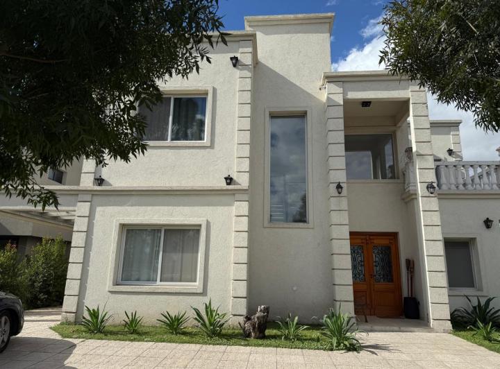 Casa · 200m² · 5 Ambientes · 2 Cocheras