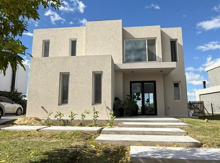 Casa · 220m² · 6 Ambientes · 1 Cochera