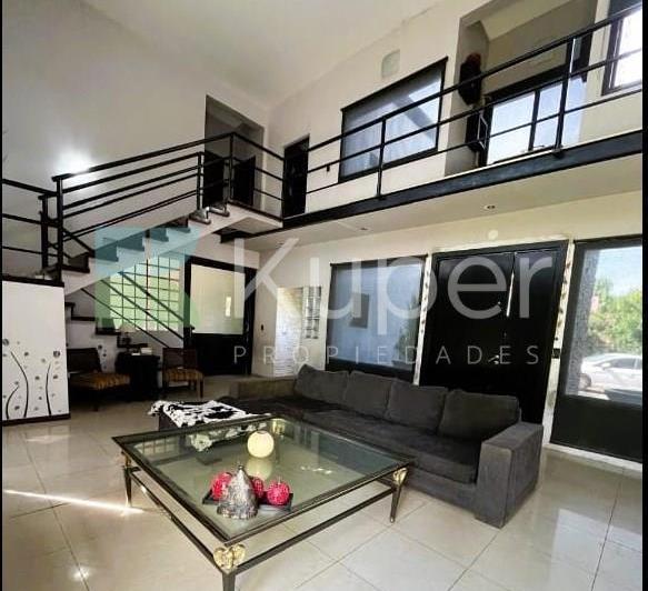 Casa · 215m² · 6 Ambientes · 3 Cocheras