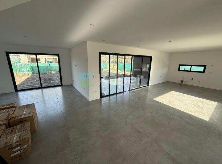 Casa · 174m² · 5 Ambientes · 2 Cocheras