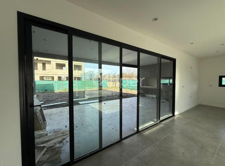 Casa · 180m² · 5 Ambientes · 2 Cocheras