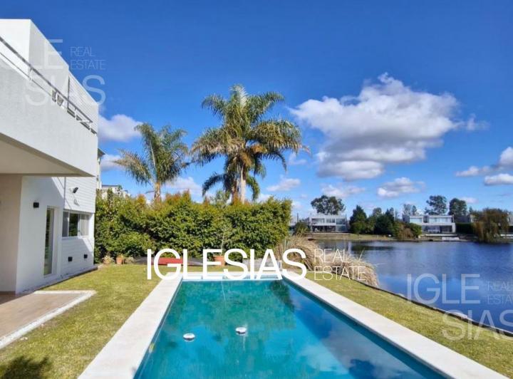 Casa · 256m² · 5 Ambientes · 1 Cochera