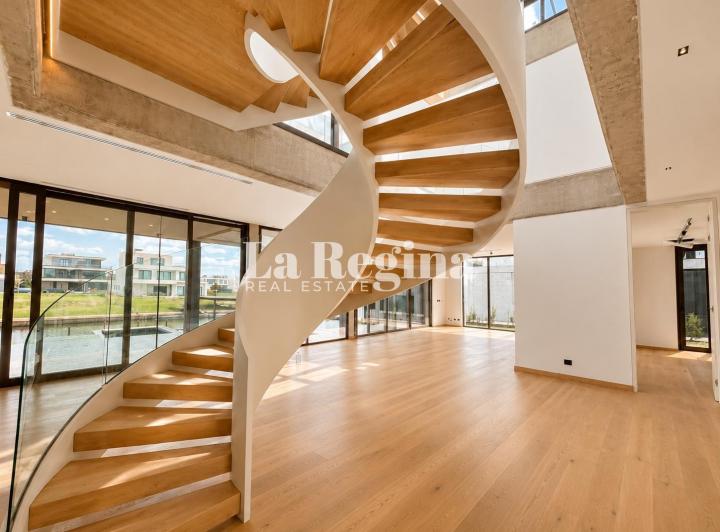Casa · 700m² · 8 Ambientes · 2 Cocheras