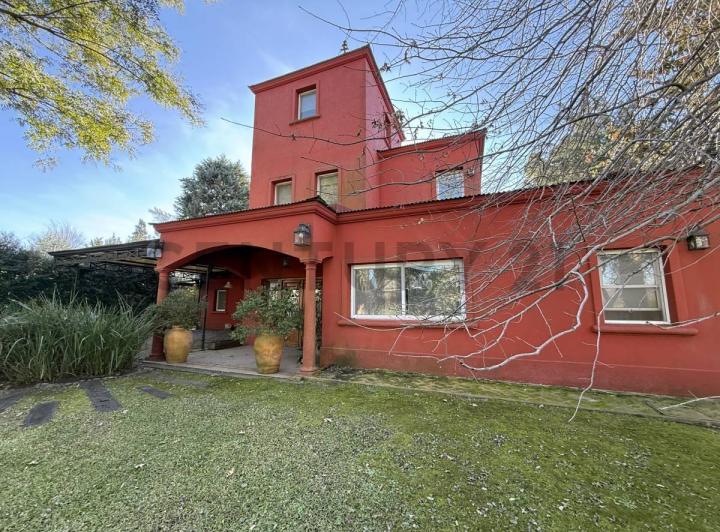 Casa · 319m² · 7 Ambientes · 4 Cocheras