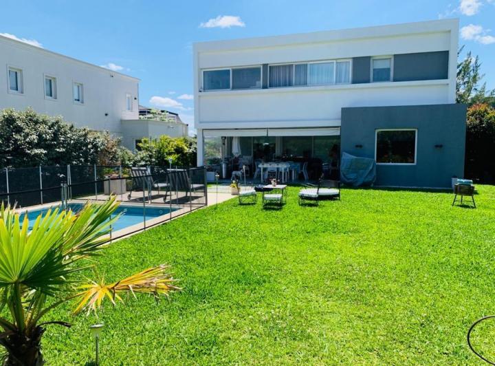 Casa · 250m² · 5 Ambientes · 1 Cochera
