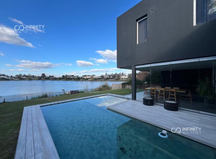 Casa · 285m² · 6 Ambientes · 8 Cocheras