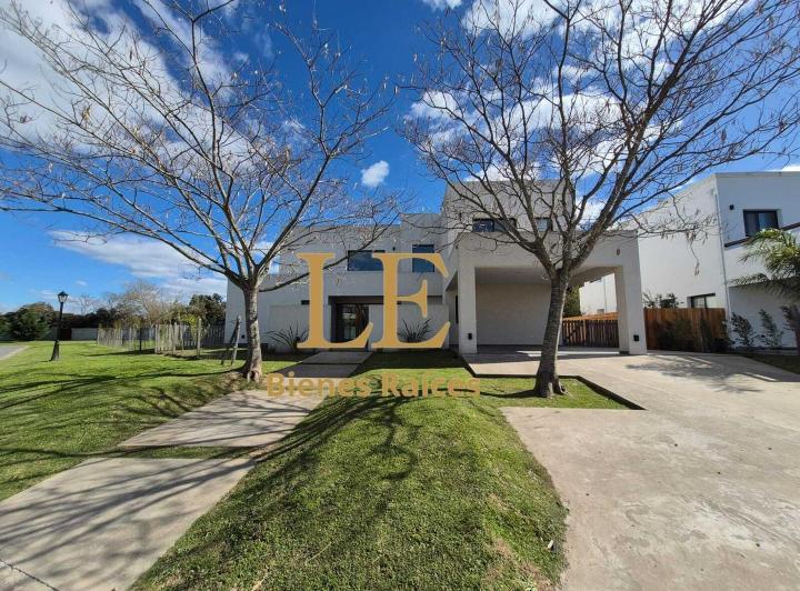 Casa · 319m² · 5 Ambientes · 4 Cocheras