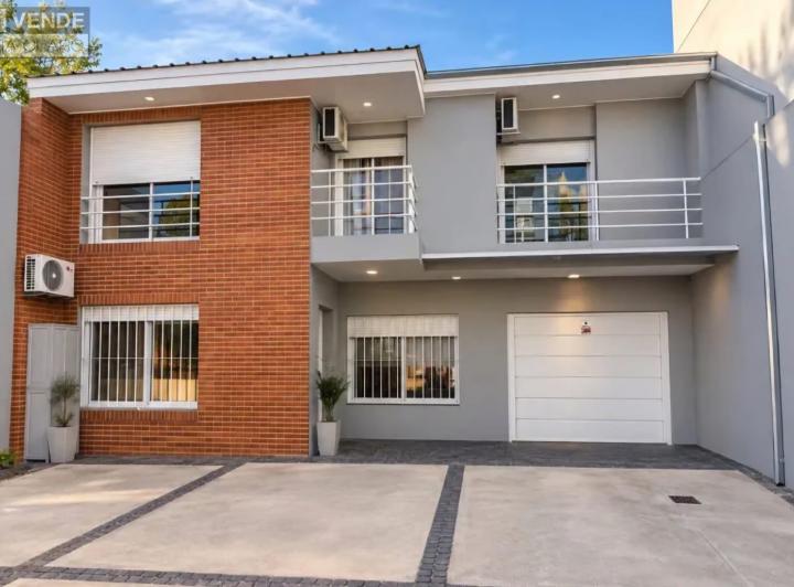 Casa · 190m² · 4 Dormitorios · 2 Cocheras