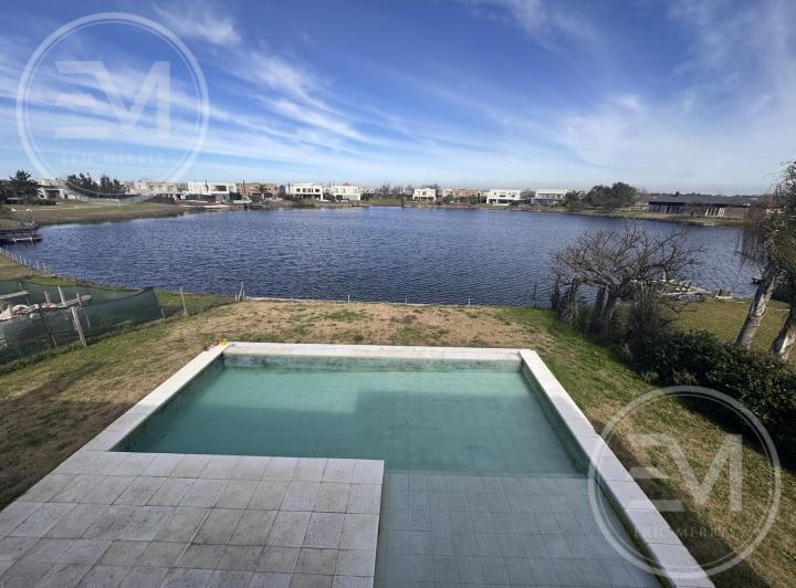 Casa · 204m² · 5 Ambientes · 2 Cocheras