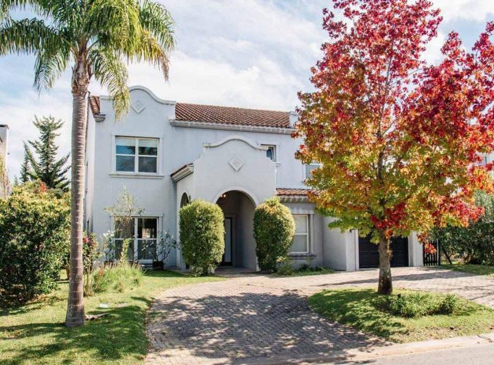Casa · 335m² · 8 Ambientes · 1 Cochera