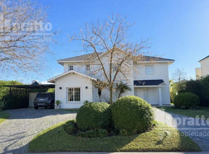 Casa · 230m² · 9 Ambientes · 2 Cocheras