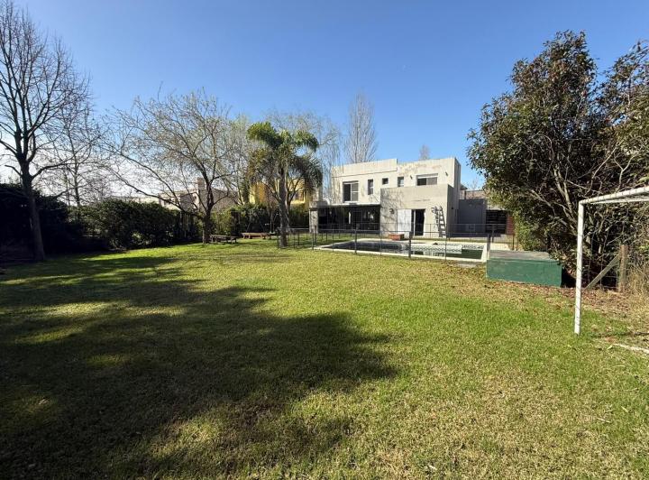 Casa · 212m² · 5 Ambientes · 3 Cocheras