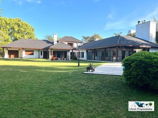 Casa · 770m² · 5 Ambientes · 4 Cocheras