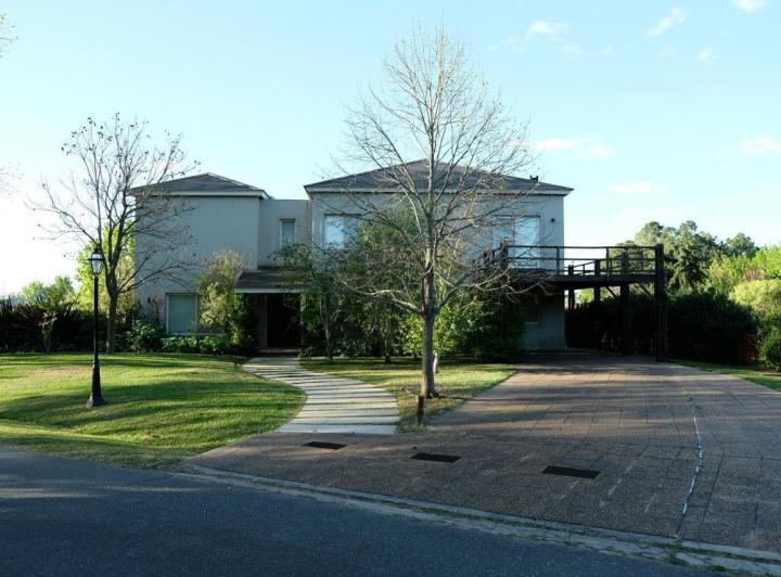 Casa · 360m² · 5 Dormitorios · 2 Cocheras
