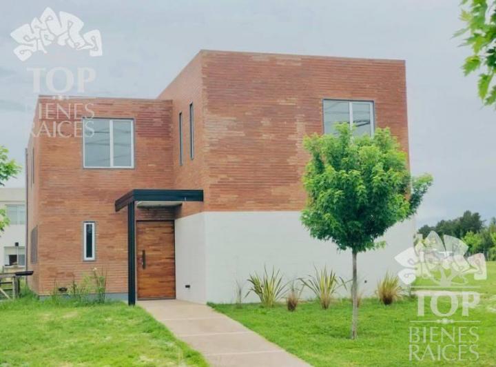 Casa · 220ha · 5 Dormitorios · 2 Cocheras