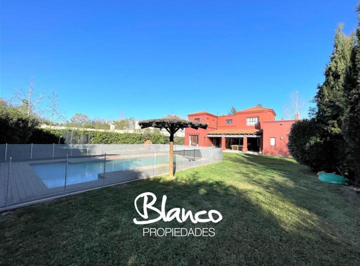 Casa · 325m² · 6 Ambientes · 2 Cocheras