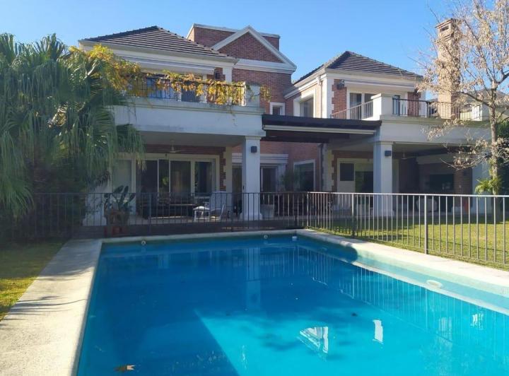Casa · 400m² · 8 Ambientes · 2 Cocheras