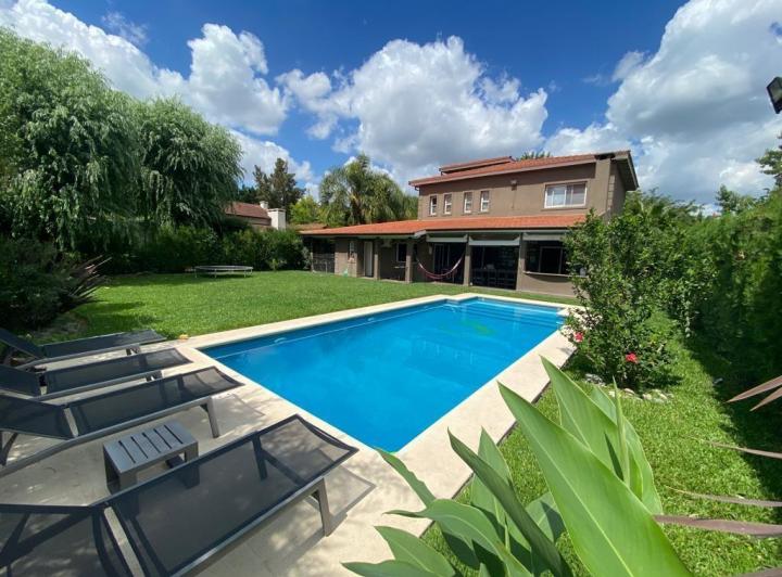 Casa · 200m² · 6 Ambientes · 2 Cocheras