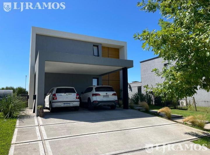 Casa · 165m² · 4 Dormitorios · 2 Cocheras