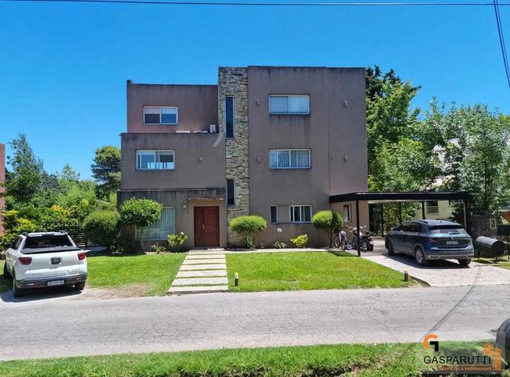 Casa · 250m² · 5 Ambientes · 2 Cocheras