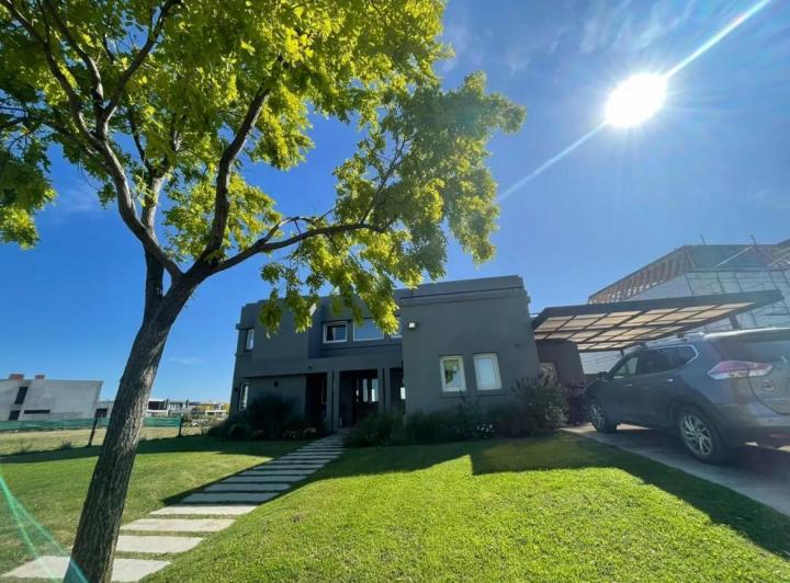 Casa · 335m² · 8 Ambientes · 2 Cocheras