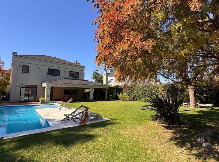 Casa · 197m² · 6 Ambientes · 4 Cocheras
