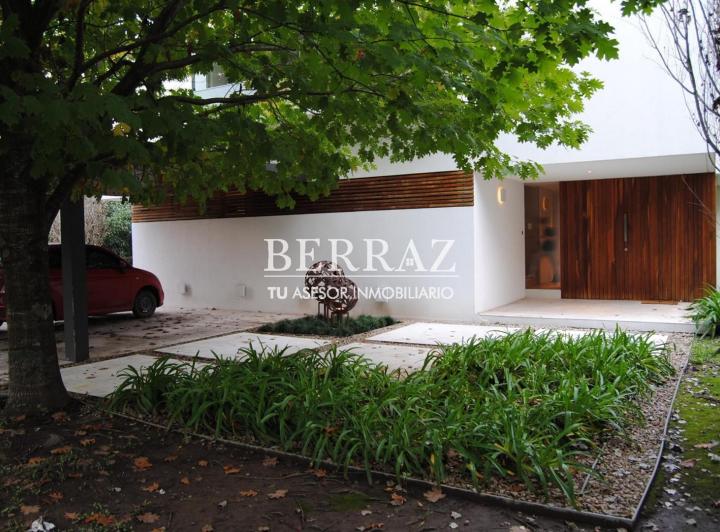 Casa · 460m² · 6 Ambientes · 1 Cochera