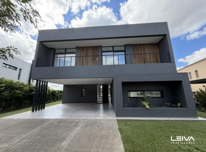 Casa · 198m² · 5 Ambientes · 4 Cocheras